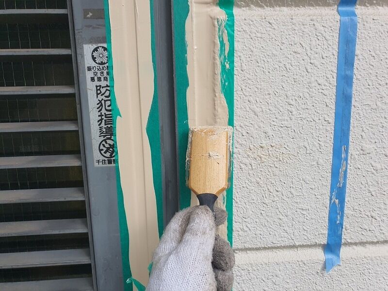サッシ廻り　シーリング材　押え